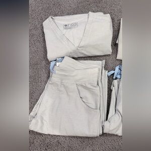 Figs Light Gray Scrub Sets (space gray)